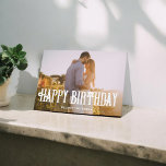 Happy Birthday Vintage Bold Photo Card Kaart<br><div class="desc">Vier verjaardagen met een vleugje rustieke charme met behulp van dit heerlijke wenskaart. De voorkant toont je foto met de begroeting "Happy Birthday" in een gewaagd lettertype, dat een rustieke en landelijke stijl uitstraalt. Binnen heeft de linkervouw een fotocollage met vier foto's, waardoor het een perfecte manier is om gekoesterde...</div>