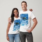 Happy Birthday  vliegtuig in een blauwe hemel T-shirt (Unisex)