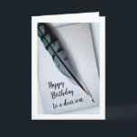 Happy Birthday voor Son Blue Jay Feather Kaart<br><div class="desc">Een enkele blauwe jay-veer op notitiepapier met de boodschap "Happy Birthday to a lieve zoon" versiert de cover van dit verjaardagswenskaart. Kunst,  afbeelding en vers copyright © Shoaff Ballanger Studios.</div>