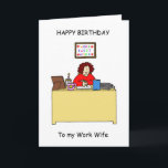 Happy Birthday Work Wife Kaart<br><div class="desc">Een cartoon vrouw zit op haar kantoor bureau met een kleine verjaardagstaart. De taart heeft een verlichte kaars boven op de taart. De woorden 'Happy Birthday to my Work Wife' vergezellen het afbeelding.</div>