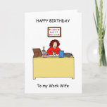 Happy Birthday Work Wife Kaart<br><div class="desc">Een cartoon vrouw zit op haar kantoor bureau met een kleine verjaardagstaart. De taart heeft een verlichte kaars boven op de taart. De woorden 'Happy Birthday to my Work Wife' vergezellen het afbeelding.</div>