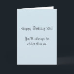 Happy Birthday Zuster Ouder dan ik Humor Funny Kaart<br><div class="desc">Dit ontwerp is gemaakt met behulp van digitale kunst. Het kan in het gebied worden aangepast door de klik aan te passen en de naam, initialen of woorden aan te passen. U kunt de tekstkleur en de stijl ook veranderen of de tekst voor een slechts ontwerp van het afbeelding schrappen....</div>