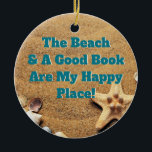 Happy Book Reading Beach Bookworm Bibliophile Keramisch Ornament<br><div class="desc">Ga naar je gelukkige plek terwijl je op het zandige strand blijft zitten en lees een goed boek. Inspirerend boek en strandversiering. Ideaal voor mensen die graag lezen!</div>