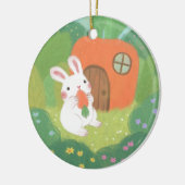 Happy Bunny met wortel in het bos Keramisch Ornament (Links)