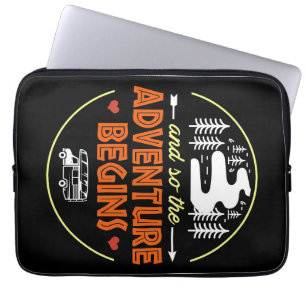 Happy Camper Camping Adventure begint Laptop Sleeve