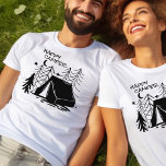 Happy Camper Doodle Art Camping Tent in de Bossen T-shirt<br><div class="desc">Camping t-shirt voor een vrolijke camper. Deze moderne silhouet doodle tekening heeft een kampeertent in de bossen met bosdennenbomen onder de maan en sterretjes. Het is bedrukt met "happy camper" in casual typografie.</div>