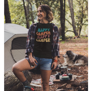 Happy Camper Quote met Retro Wavy Kleurrijke Tekst T-shirt