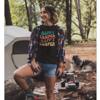Happy Camper Quote met Retro Wavy Kleurrijke Tekst T-shirt