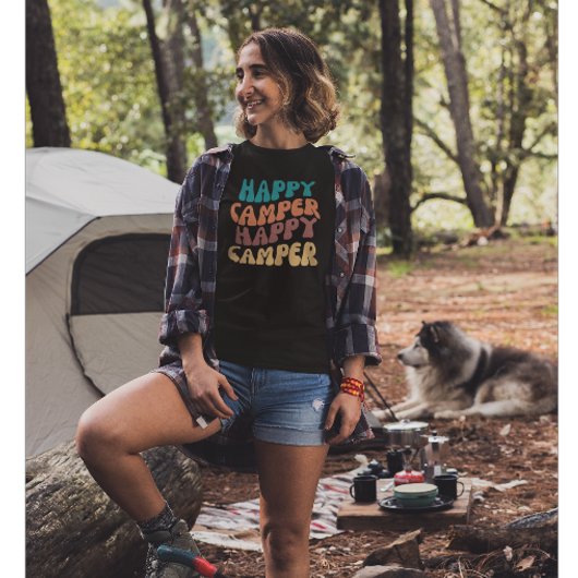 Happy Camper Quote met Retro Wavy Kleurrijke Tekst T-shirt