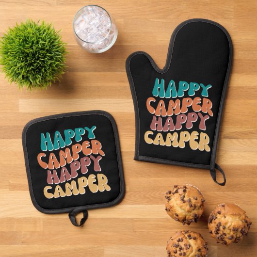 Happy Camper Retro Wavy Tekst Zwarte achtergrond Ovenwant & Pannenlap Set (Top down)