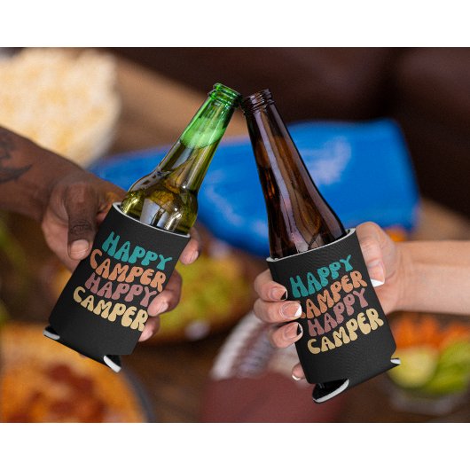 Happy Camper Wavy Retro Kleurrijke tekst Blikjeskoeler