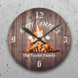 Happy Campers Rustic Bonfire Camping Familienaam Ronde Klok<br><div class="desc">Fijne Campers Rustic Bonfire Camping Family Name Clocks.</div>