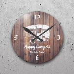 Happy Campers Rustic Camping Trailer Familienaam Ronde Klok<br><div class="desc">Fijne Campers Rustic Camping Trailer Name Clocks.</div>