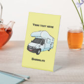 Happy campervan cartoon illustratie reclamebord met voetstuk (Insitu)
