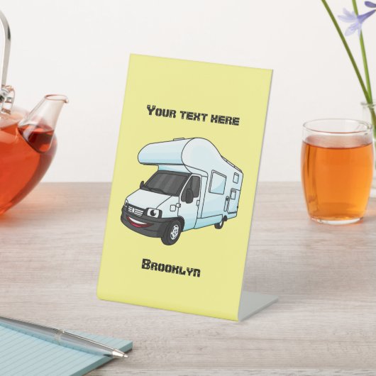 Happy campervan cartoon illustratie reclamebord met voetstuk (Insitu)