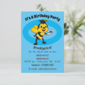 Happy cartoon bee afstuderen kaart (Staand voorkant)