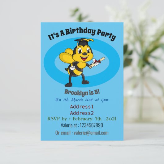 Happy cartoon bee afstuderen kaart (Staand voorkant)