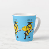 Happy cartoon bee afstuderen latte mok (Rechterhoek)