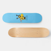 Happy cartoon bee afstuderen persoonlijk skateboard (Horizontaal)