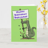 Happy cartoon krokodil met bordje gepersonaliseerd kaart (Gele Bloem)