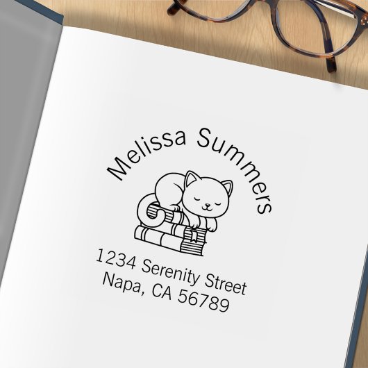 Happy Cat bovenop een Boek Stack Address Bookplate Rubberstempel