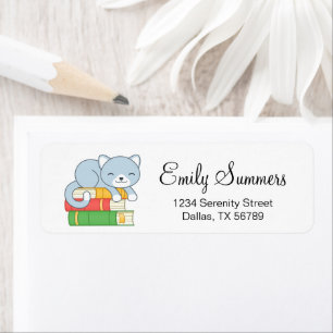 Happy Cat bovenop een boekenstapel Etiket