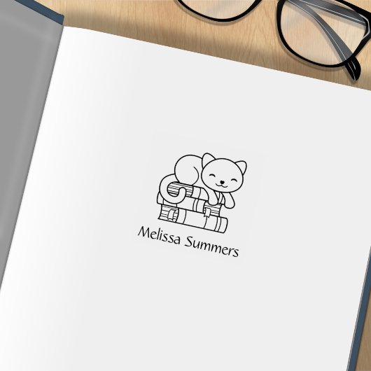 Happy Cat bovenop Stack of Books Bookplate 1x1 Rubberstempel