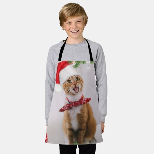 Happy cat in het rode kerstpet schort (Gedragen)