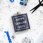 Happy Challah Days | Blauw en wit Funny Hanukkah Heupfles<br><div class="desc">Wens je vrienden en geliefden "Happy Challah Days" en neem een slokje van je favoriete libatie. De grappige vakantiekolf bevat moderne,  minimalistische witte tekst op een donkerblauwe achtergrond.</div>