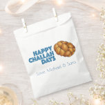 Happy Challah Days Feestdagen Hanukkah Chanukah Bedankzakje<br><div class="desc">Het ontwerp van de tas heeft een originele markeringsillustratie van een brood gevlochten challahbrood, met HAPPY CHALLAH DAYS in een blauw lettertype. Gewoon personaliseren met uw informatie. Dit ontwerp is ook beschikbaar op andere producten. Er zijn ook coördinerende design beschikbaar. Zie je niet wat je zoekt? Hulp nodig bij maatwerk?...</div>