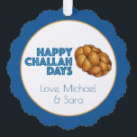 Happy Challah Days Feestdagen Hanukkah Chanukah Ornament Kaart<br><div class="desc">Het ontwerp bevat een originele markeringsillustratie van een brood gevlochten challahbrood, met HAPPY CHALLAH DAYS in een blauw lettertype. Gewoon personaliseren met uw informatie. Dit ontwerp is ook beschikbaar op andere producten. Er zijn ook coördinerende design beschikbaar. Zie je niet wat je zoekt? Hulp nodig bij maatwerk? Neem contact op...</div>