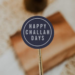 Happy Challah Days Funny Blue & White Holiday Ronde Sticker<br><div class="desc">Maak je feestkaarten,  uitnodigingen en cadeaus af met deze leuke,  grappige stickers! Donkere,  blauwe zeehonden zijn voorzien van "Happy Challah Days" in een modern blok wit lettertype. Super schattig voor Hanukkah of voor pun-liefhebbers!</div>