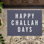 Happy Challah Days | Funny Holiday Chanukah Deurmat<br><div class="desc">Voeg wat vakantie-humor toe aan je ingang dit seizoen met dit stipte doormat. Het ontwerp kenmerkt "Happy Challah Days" in moderne witte bloktypografie op een rokerblauwe achtergrond.</div>