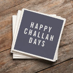 Happy Challah Days | Funny Holiday Hanukkah Servetten<br><div class="desc">Voeg dit jaar een stukje moderne vakantie-humor toe aan je feestjes met deze bonte cocktailluiers. Het ontwerp kenmerkt "Happy Challah Days"in moderne witte bloktekst op een rokerige diep blauwe achtergrond.</div>