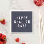 Happy Challah Days | Funny Holiday Hanukkah Servetten<br><div class="desc">Voeg dit jaar een stukje moderne vakantie-humor toe aan je feestjes met deze bonte cocktailluiers. Het ontwerp kenmerkt "Happy Challah Days"in moderne witte bloktekst op een rokerige diep blauwe achtergrond.</div>