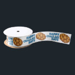 Happy Challah Days Hanukkah Chanukah Bread Holiday Satijnen Lint<br><div class="desc">Hij is voorzien van een originele markeerafbeelding van een brood met gevlekte kallabrood, met HAPPY CHALLAH DAYS in een leuk lettertype. Geweldig voor het geven van cadeautjes aan Hanukkah! Overeenkomende cadeautassen, labels, cadeaubonnen en cadeaubonnen zijn beschikbaar. Deze afbeelding is ook beschikbaar op andere producten. Zie je niet wat je zoekt?...</div>