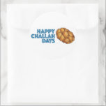 Happy Challah Days Hanukkah Chanukah Bread Ronde Sticker<br><div class="desc">Hij is voorzien van een originele markeerafbeelding van een brood met gevlekte kallabrood, met HAPPY CHALLAH DAYS in een leuk lettertype. Geweldig voor Hanukkah! Deze afbeelding is ook beschikbaar op andere producten. Zie je niet wat je zoekt? Hulp nodig bij aanpassingen? Neem contact op met Rebecca om iets voor je...</div>
