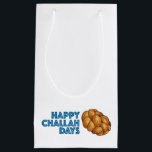 Happy Challah Days Hanukkah Chanukah Holiday Klein Cadeauzakje<br><div class="desc">Hij is voorzien van een originele markeerafbeelding van een brood met gevlekte kallabrood, met HAPPY CHALLAH DAYS in een leuk lettertype. Geweldig voor het geven van cadeautjes aan Hanukkah! Matching gift labels, weefsel, lint, en cadeauomslag beschikbaar. Deze afbeelding is ook beschikbaar op andere producten. Zie je niet wat je zoekt?...</div>