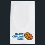 Happy Challah Days Hanukkah Chanukah Holiday Klein Cadeauzakje<br><div class="desc">Hij is voorzien van een originele markeerafbeelding van een brood met gevlekte kallabrood, met HAPPY CHALLAH DAYS in een leuk lettertype. Geweldig voor het geven van cadeautjes aan Hanukkah! Matching gift labels, weefsel, lint, en cadeauomslag beschikbaar. Deze afbeelding is ook beschikbaar op andere producten. Zie je niet wat je zoekt?...</div>