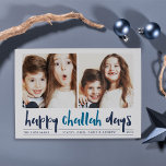 Happy Challah Days | Hanukkah-fotokaart Feestdagenkaart<br><div class="desc">Whimsical Hanukkah-fotokaart bevat twee van uw favoriete familiefoto's in een vierkant formaat dat naast elkaar is uitgelijnd. "Happy Challah Days" staat onder in blauw met de hand geschreven penseeltypografie. Pas met uw familienaam of namen, douanegroet, en het jaar langs de bodem aan. Kaarten keren terug naar een patroon van witte...</div>