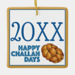 Happy Challah Days Hanukkah Jewish Holiday Bread Keramisch Ornament<br><div class="desc">Ornament heeft een originele markeringsillustratie van een brood met gevlekt challah-brood, met HAPPY CHALLAH DAYS in een blauw lettertype. Geweldig voor Hanukkah cadeau. Dit joodse feestdagen ontwerp is ook beschikbaar op andere producten. Zie je niet wat je zoekt? Hulp nodig bij aanpassingen? Neem contact op met Rebecca om iets voor...</div>