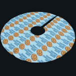 Happy Challah Days Joodse Feestdagen Hanukkah Kerstboom Rok<br><div class="desc">De boomrok van de feestdag kenmerkt een originele telleraar illustratie van een heerlijk blad van challah brood, met HAPPY CHALLAH DAYS in een leuk doopvont, die op een blauwe achtergrond wordt gedrukt. Ideaal voor feestversiering! Dit ontwerp is ook beschikbaar op andere producten. Zie je niet wat je zoekt? Hulp nodig...</div>