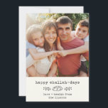Happy Challah Days Modern Hanukkah Trendy Foto Feestdagenkaart<br><div class="desc">Fijne Challah Days! Deze eenvoudige moderne hanukkakaart is voorzien van uw favoriete foto naast een aangepast typemachine-bericht,  een grilladerbrood en een botanische illustratie van de tak. Op de achterkant zie je een warm rood lumberjack-vlakpatroon.</div>