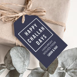 Happy Challah Days | Modern minimalist Hanukkah Cadeaulabel<br><div class="desc">Voeg een moderne,  maar onhandige aanraking toe aan uw cadeautjes deze Hanukkah met deze labels van middernacht blauw en wit cadeau. Het ontwerp kenmerkt "Happy Challah Days"in schone,  moderne witte lettersoort met klantgerichte teksten onder.</div>