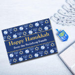 Happy Chanoeka Blauwe Patroon Vakantie Feestdagenkaart<br><div class="desc">Mooie gepersonaliseerde Happy Chanoeka kaart in  blauw met een koel joods sterrenbeeld,  dreidel voor leuke Chanoeka spelletjes,  en de joodse menora voor de vakantie. Pas aan met uw familienaam.</div>