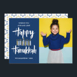 Happy Chanoeka Candles Blauwe Feestdagen foto Kaart<br><div class="desc">Festive Hanukkah Holiday foto-wenskaart met uw beste portretfoto en "happy hanukkah" in hand geschreven stijl penseeltypografie en kaarsen in tinten van blues en geel. Pas de douanetekst met jouw naam en jaar aan. Kaarten keren terug naar een patroon van sterren met een gecoördineerde blauwe achtergrond.</div>