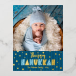 Happy Chanoeka Foto Modern Schattige blauw echt go Folie Feestdagen Briefkaart<br><div class="desc">"Happy Hanukkah." Fun, speels, knappe handgemaakte echte gouden folie en lichtblauwe typografie, een willekeurige gouden folie Star van David-patroon, en middernacht blauw met de hand getrokken lijnen bedekken een donkerblauwe achtergrond. Voeg de foto van uw keuze toe en help ons in Hanukkah met dit verbluffende, kleurrijke, persoonlijke echte gouden folie...</div>