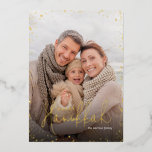 Happy Chanoeka | Gouden Glitz foto overlay Folie Feestdagenkaart<br><div class="desc">Betaalbare op maat gedrukte vakantiefotokaarten met echte gouden folie accenten. Dit chique moderne ontwerp heeft een gouden glitter foto overlay rand en stijlvolle script typografie. Er staat "Gelukkige Chanoeka". Personaliseer het met uw foto en voeg uw familienaam en het jaar toe. Achterzijde heeft ruimte voor extra foto's en tekst. Gebruik...</div>