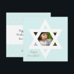 Happy Chanoeka Schattige Blauw Een Foto Kaart<br><div class="desc">Elegant lichtblauwe achtergrond. Pas het met een favoriete foto aan, en pas het met een persoonlijk bericht en een signaal aan.</div>