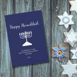 Happy Chanoeka Simple Menorah Blauw Feestdagenkaart<br><div class="desc">Happy Chanoeka Blue Holiday wenskaart,  met een eenvoudige witte menora en script typografie ontwerp. Met witte aanpasbare letters kunt u uw eigen gegevens toevoegen. Een feestelijke manier om goede wensen te sturen naar vrienden en geliefden.</div>